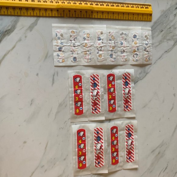 Vintage Hello Kitty mini bandaid kit from 2001 - Picture 4 of 8